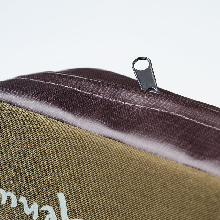 Close up of the zip on the Genus Gardening Kneeler